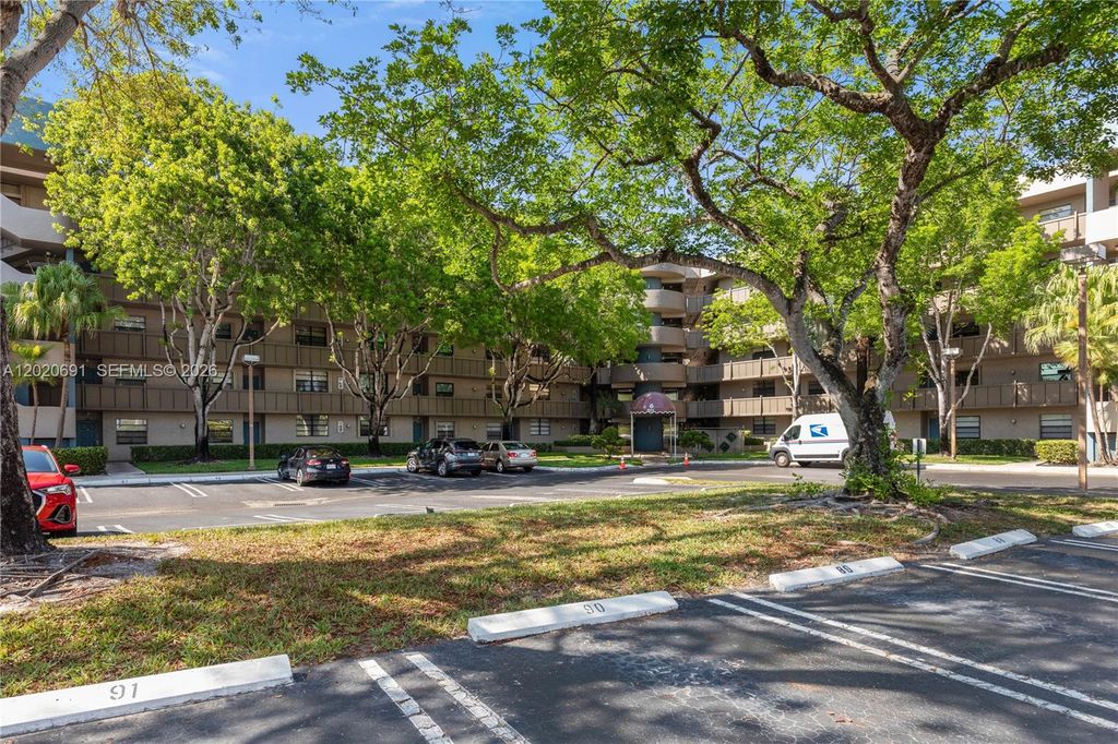 901 Colony Point Cir 521, Pembroke Pines, FL 33026