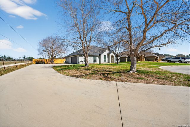 1768 STONEHAVEN, Pleasanton, TX 78064