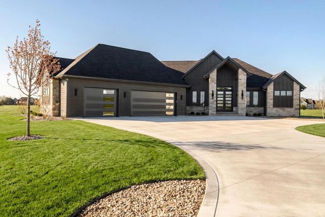 N67W34857 Ireland DRIVE, Oconomowoc, WI 53066