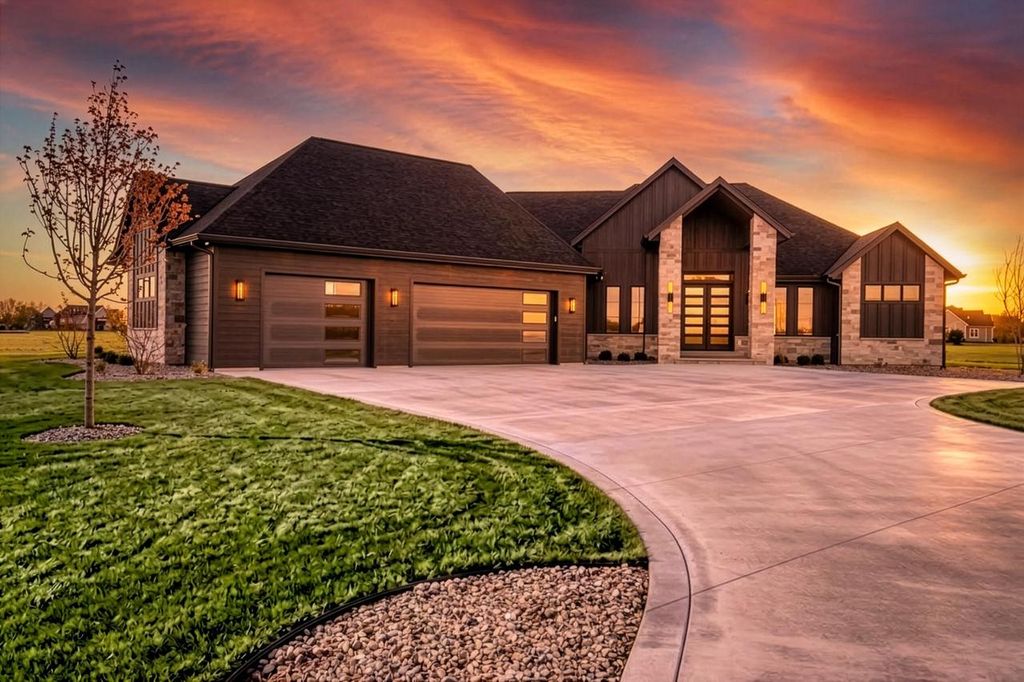 N67W34857 Ireland DRIVE, Oconomowoc, WI 53066