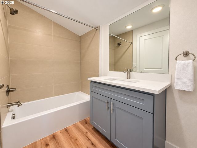 16317 Se SALMON St B, Portland, OR 97233