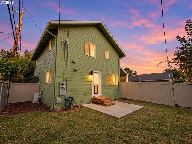16317 Se SALMON St B, Portland, OR 97233