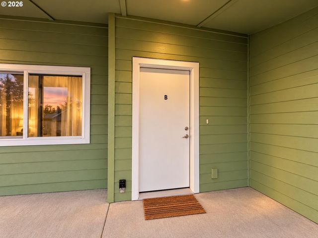 16317 Se SALMON St B, Portland, OR 97233