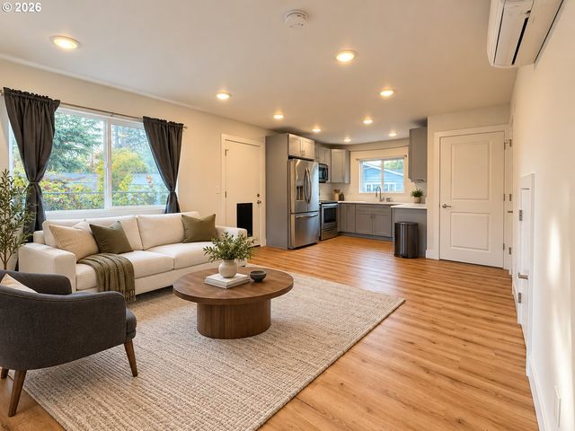 16317 Se SALMON St B, Portland, OR 97233