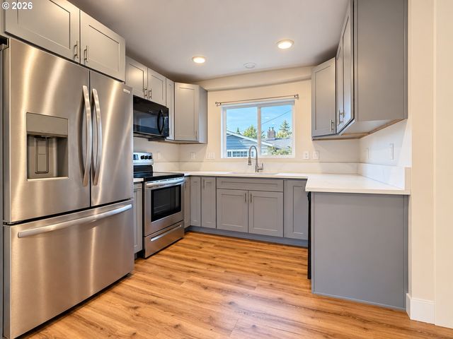 16317 Se SALMON St B, Portland, OR 97233