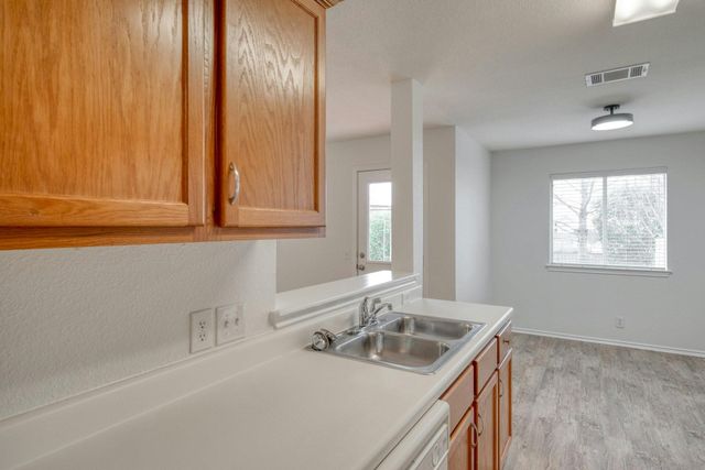 104 Pinnacle DR, Georgetown, TX 78626