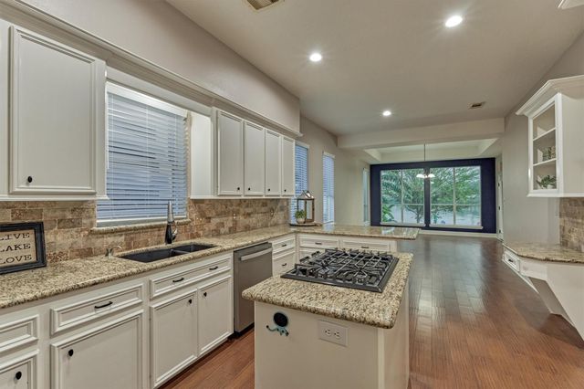 373 Bayshore Drive, Montgomery, TX 77356