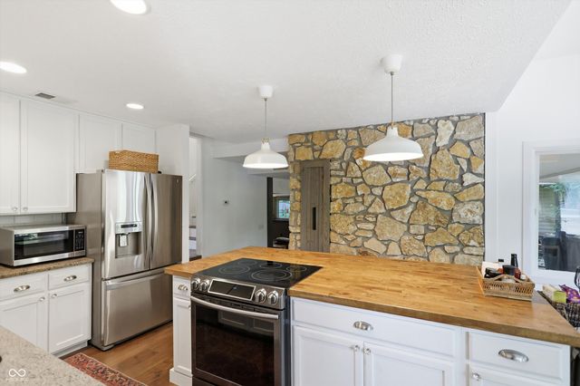 1954 Lakeview Drive, Avon, IN 46123
