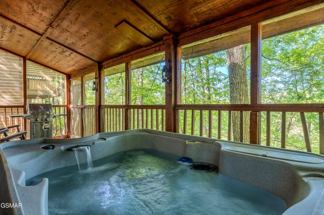742 Nighthawk Way, Pigeon Forge, TN 37863