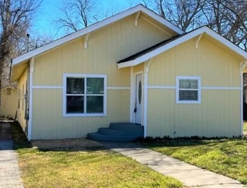 909 S Montgomery Street, Sherman, TX 75090