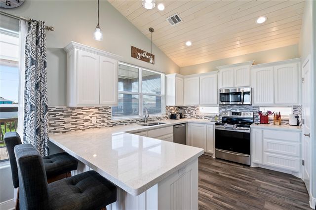 935 Eastview B, Port Bolivar, TX 77650