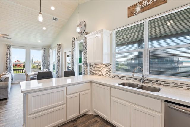 935 Eastview B, Port Bolivar, TX 77650