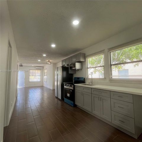8 S C St, Lake Worth, FL 33460