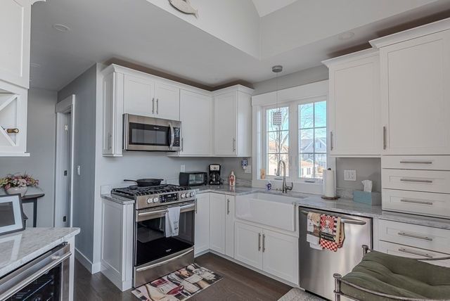 102 Edgewater Rd, Hull, MA 02045