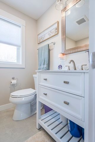 102 Edgewater Rd, Hull, MA 02045