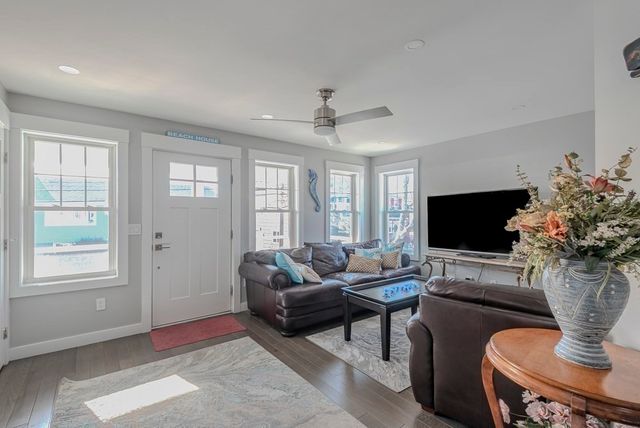 102 Edgewater Rd, Hull, MA 02045