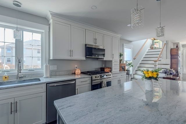 102 Edgewater Rd, Hull, MA 02045