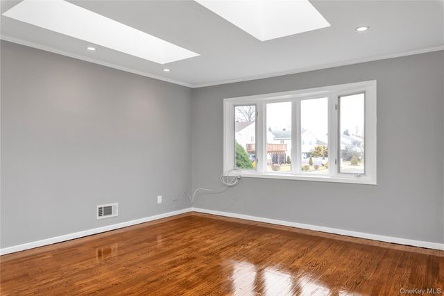 5 Glenbrook Road, Hicksville, NY 11801