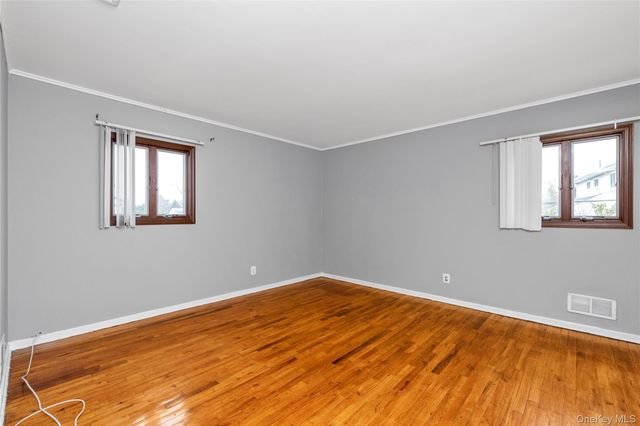 5 Glenbrook Road, Hicksville, NY 11801