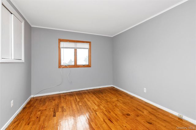 5 Glenbrook Road, Hicksville, NY 11801