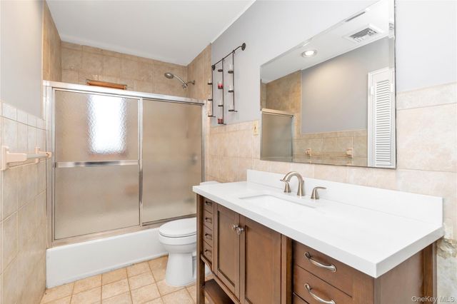 5 Glenbrook Road, Hicksville, NY 11801