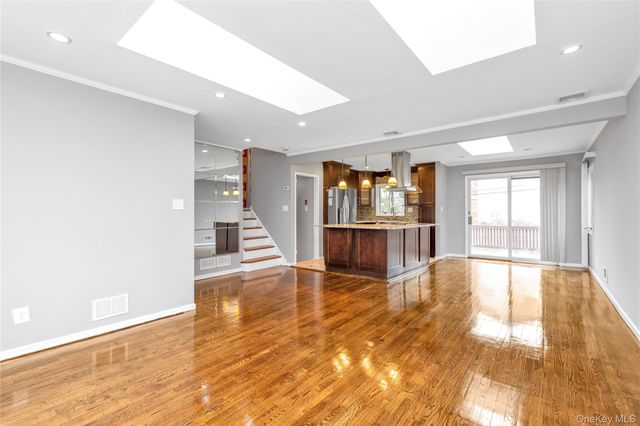 5 Glenbrook Road, Hicksville, NY 11801