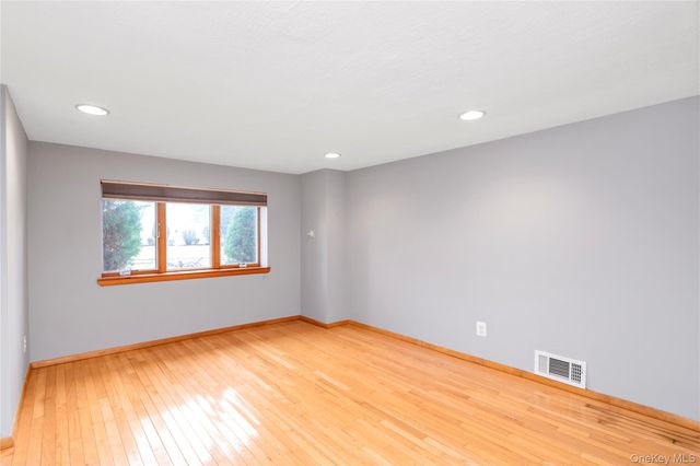 5 Glenbrook Road, Hicksville, NY 11801