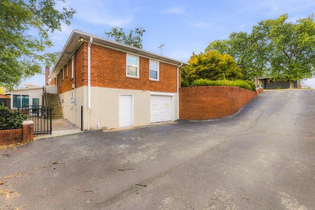 2711 Noonan Dr, Nashville, TN 37206