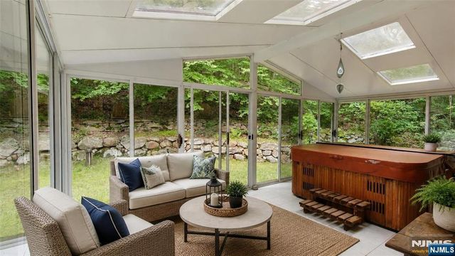 281 Kinnelon Road, Kinnelon Borough, NJ 07405