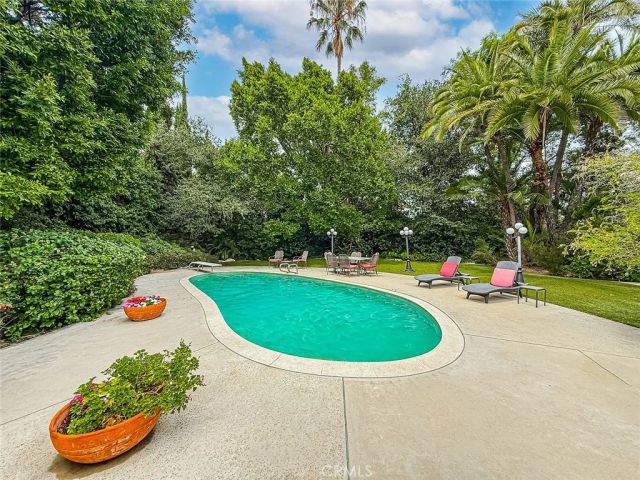 17323 Citronia, Northridge, CA 91325