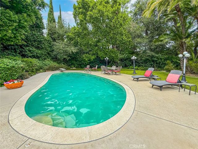 17323 Citronia, Northridge, CA 91325