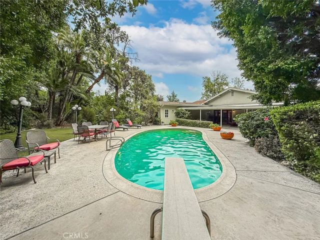 17323 Citronia, Northridge, CA 91325