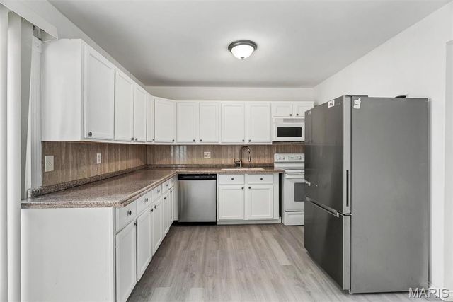 9986 Lark Avenue, St Louis, MO 63125