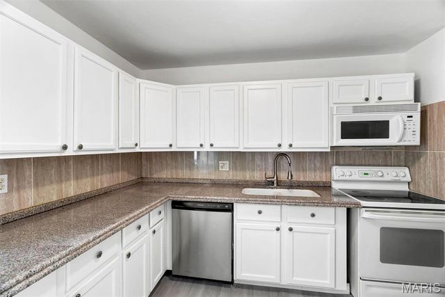 9986 Lark Avenue, St Louis, MO 63125