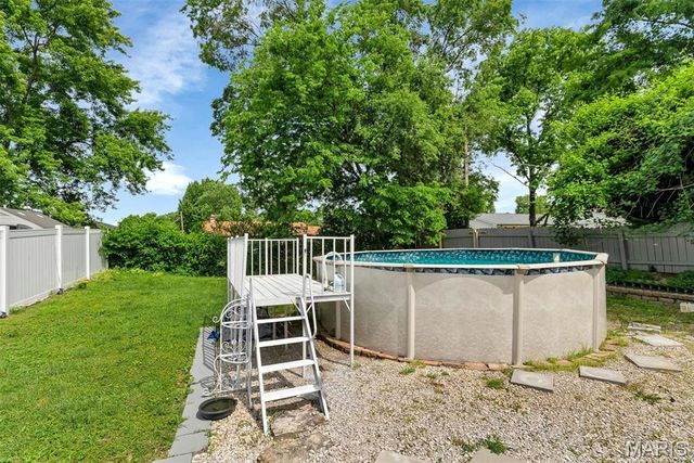 9986 Lark Avenue, St Louis, MO 63125