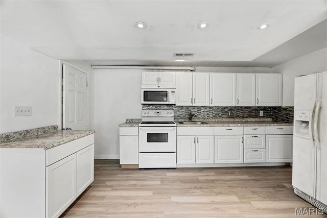 9986 Lark Avenue, St Louis, MO 63125