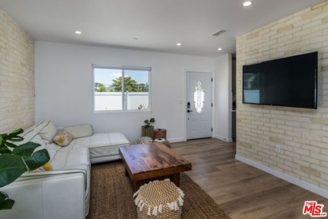 23028 Burbank Boulevard, Woodland Hills, CA 91367