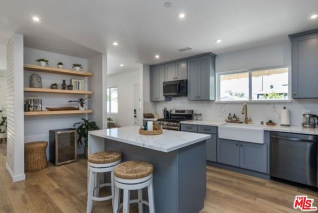 23028 Burbank Boulevard, Woodland Hills, CA 91367