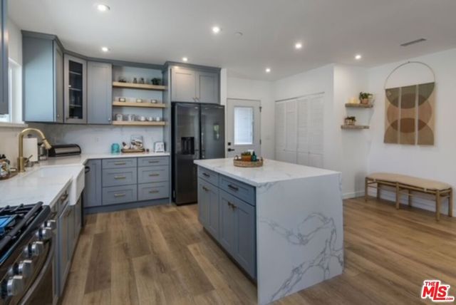 23028 Burbank Boulevard, Woodland Hills, CA 91367