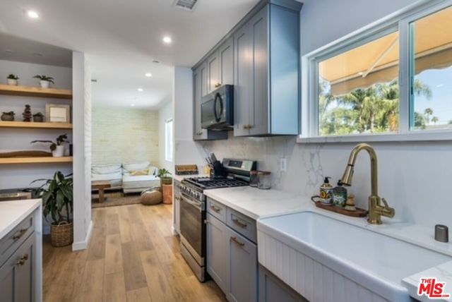 23028 Burbank Boulevard, Woodland Hills, CA 91367
