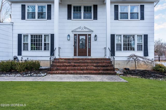 7 Richard Court, Manalapan, NJ 07726