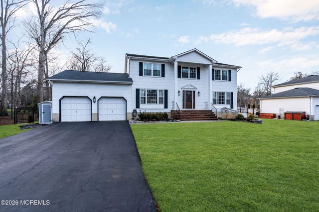 7 Richard Court, Manalapan, NJ 07726