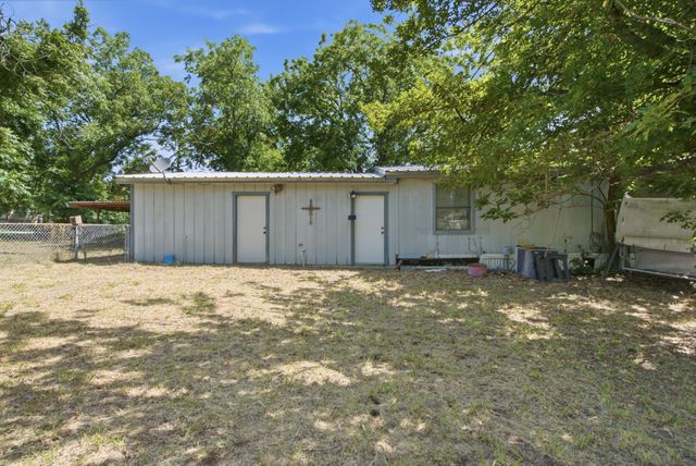816 W Ayers Avenue, De Leon, TX 76444