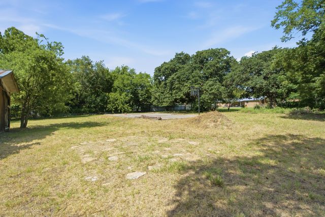 816 W Ayers Avenue, De Leon, TX 76444
