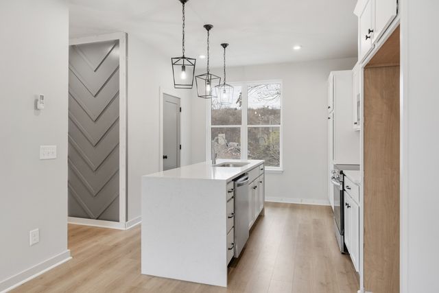 323 E Village Ln, Nashville, TN 37216