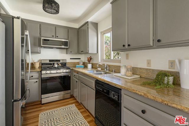 13959 Victory Boulevard 1, Los Angeles, CA 91401