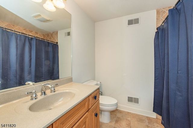 721 Ringwood Ave, Pompton Lakes Boro, NJ 07442