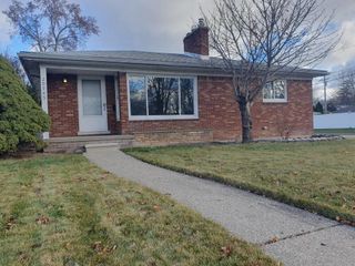 20945 Parkcrest Drive, Harper Woods, MI 48225