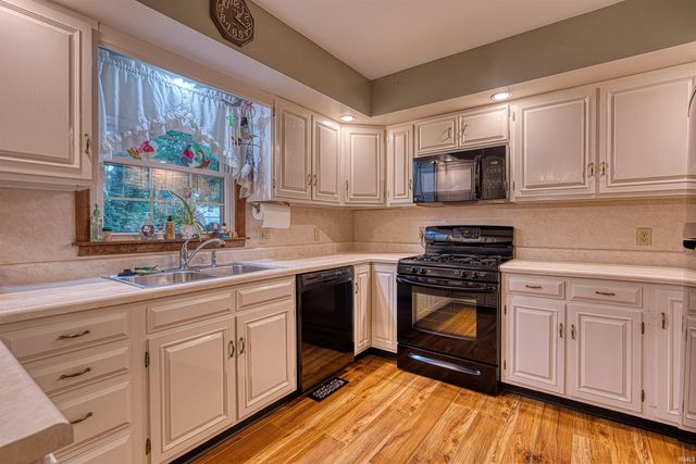 8177 Angel Drive, Newburgh, IN 47630