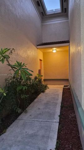 2486 Centergate Dr 203, Miramar, FL 33025